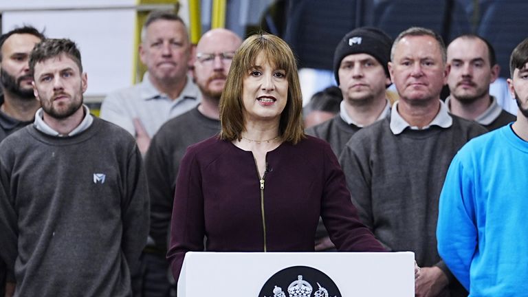 Kancléř pokladnice Rachel Reeves přednesl projev během návštěvy Mellor Bus v Rochdale v Greater Manchester, aby oznámil více