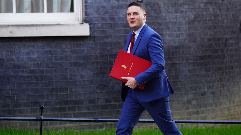 Sekretářka zdravotnictví Wes Streeting přichází na Downing Street.  Pic: Reuters