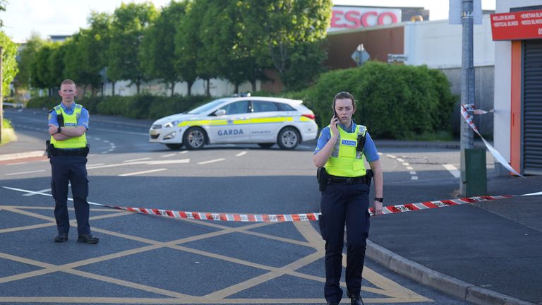 Garda poblíž scény v nákupním centru Fairgreen, Carlow, kde je muž chápán, že zemřel po střeleckém incidentu. Zpravodajská agentura PA chápe, že rány mrtvého muže byly způsobeny. Datum obrázku: Neděle 1. června 2025. Gardai řekl, že se zúčastnili scény poté, co byl alarm vznesen krátce před 18:15. Viz příběh PA Irish Carlow. Foto kredit by měl číst: Niall Carson/PA Wire                     