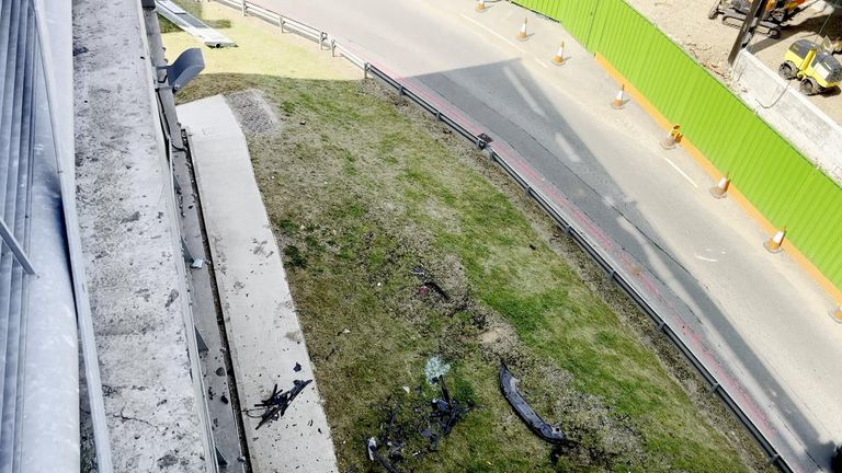 Poškozená bariéra nalezená pod úrovní tři úrovně parkoviště letiště Luton