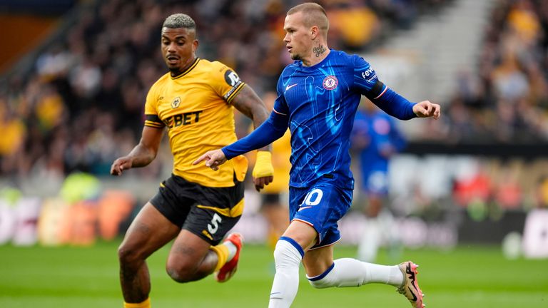 Wolverhampton Wanderers 'Mario Lemina (vlevo) a Chelsea's Mykhaylo Mudryk na stadionu Molineux, srpen 2024