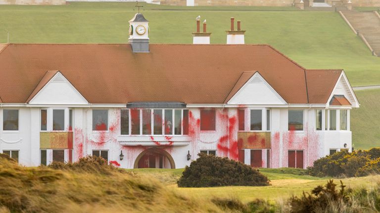Fotografie z letáky vydaná Palestinskou akcí poškození Trump Turnberry, která byla aktivisty vandalizována. Palestinská akce to popsala jako „přímou reakci na úmysl americké správy etnicky očistit Gazu“. Datum vydání: Sobota 8. března 2025. Golfové hřiště v South Ayrshire, vlastněné americkým prezidentem, bylo zaměřeno přes noc, s aktivisty malováním Gazy není na prodej třímetrovými vysokými písmeny na trávníku a poškozuje zelené, včetně nejvíce prestižů kurzu