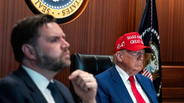 Americký prezident Donald Trump uspořádá schůzku spolu s viceprezidentem JD Vance v situační místnosti v Bílém domě