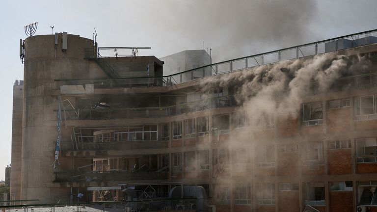 Smok stoupá z Soroka Medical Center po raketové stávce z Íránu na Izrael. Pic: Reuters/Amir Cohen