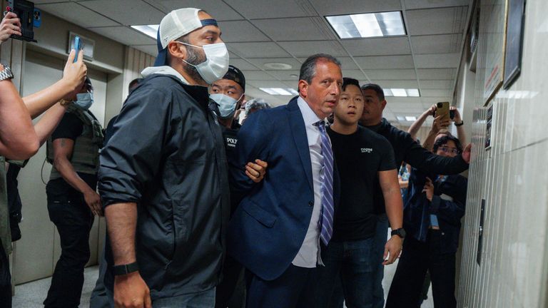 Komptroller v New Yorku Brad Lander zatknutím ICE a agenty FBI mimo federální imigrační soud v New Yorku. Pic: Ap