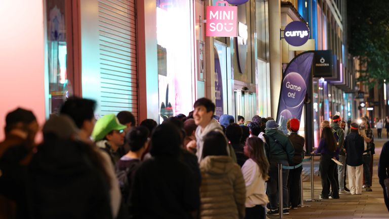 Lidé seřadili před obchodem Currys na Oxford Street v Londýně, aby sbírali zařízení Switch 2. Pic: Pa