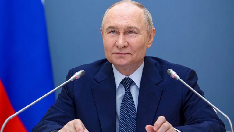 Vladimir Putin hovoří s rodinami a matkami oceněnými titulem matky hrdinky.  Pic: Sputnik/ap