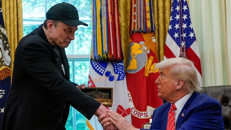 Elon Musk obdrží zlatý klíč od prezidenta USA Donalda Trumpa v oválné kanceláři.  Pic: Reuters