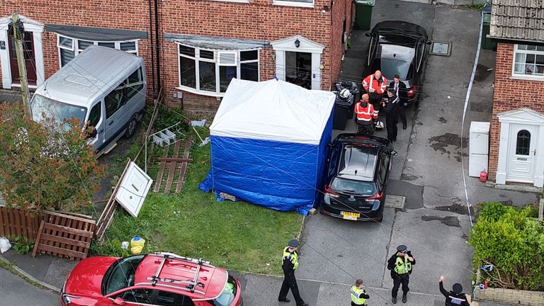 Povinný kredit: Policie Yappapp byla povolána ke zprávám o požáru na pozemku v Russell Close, Heckmondwike, v neděli v 6.19 hodin.