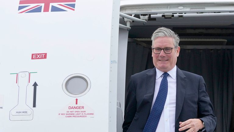 Keir Starmer dorazí na letiště Amsterdam Schiphol před summitem NATO.  Pic: Ap 