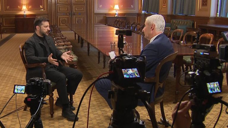 Ukrajinský prezident Volodymyr Zelskyy mluví s Markem Austinem