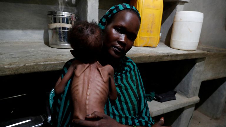 Matka loni drží své vážně podvyživené dítě v nemocnici v jižním Kordofanu v Súdánu. Soubor Pic: Reuters