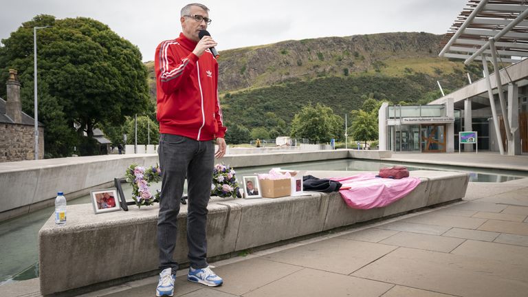 Peter Krykant hovoří během obřadu, aby označil mezinárodní den povědomí o předávkování před skotským parlamentem v Edinburghu. Datum obrázku