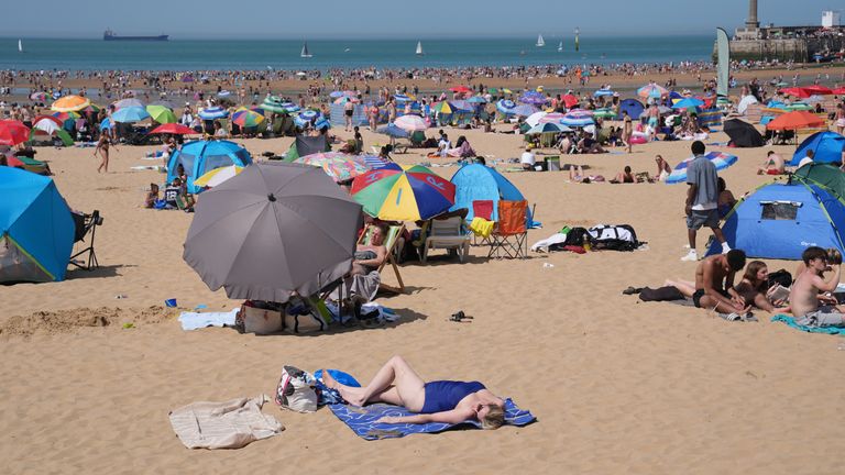 Lidé si užívají teplé počasí na pláži v Margate v Kentu. Pic: Pa