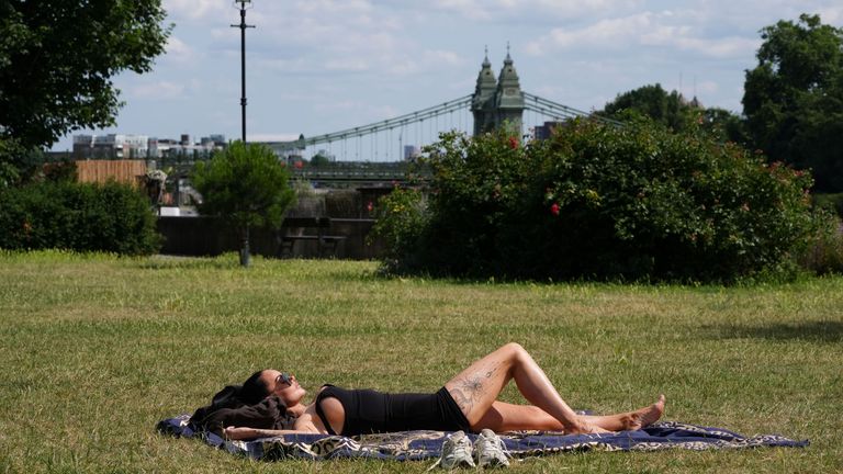 Osoba opaloval v Furnivall Gardens, Hammersmith, West London. Pic: Pa