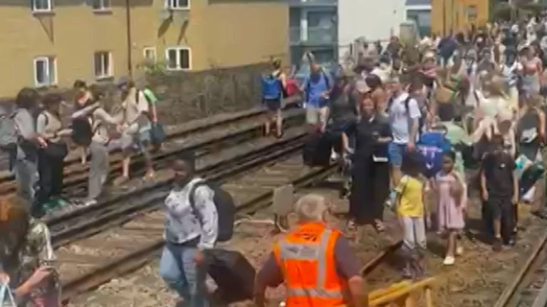 Poté, co byly některé služby zastaveny na nejteplejší den roku ve Velké Británii, bylo evakuováno skóre vlakových cestujících.
