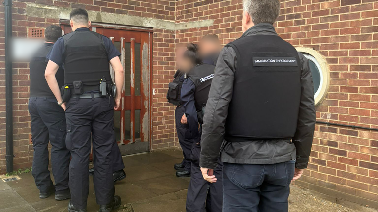 Policie provedla v úterý nájezdy na gangu. Pic: Home Office