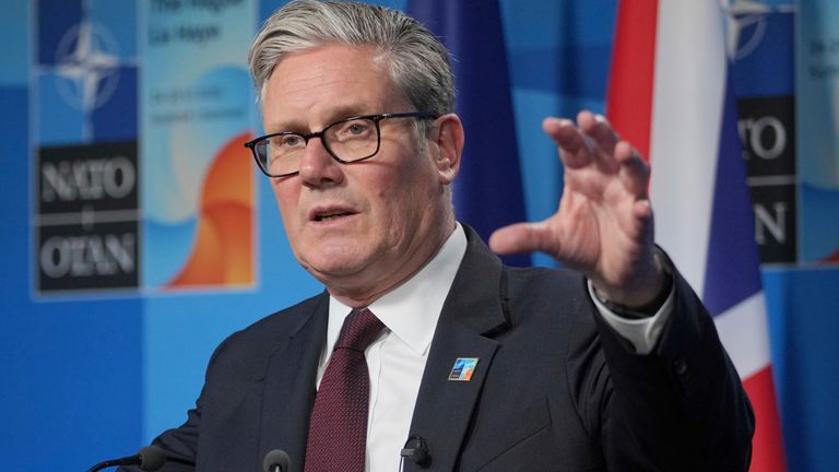   Keir Starmer hovoří během mediální konference na konci summitu NATO v Haagu v Nizozemsku. Datum obrázku: Wedn
