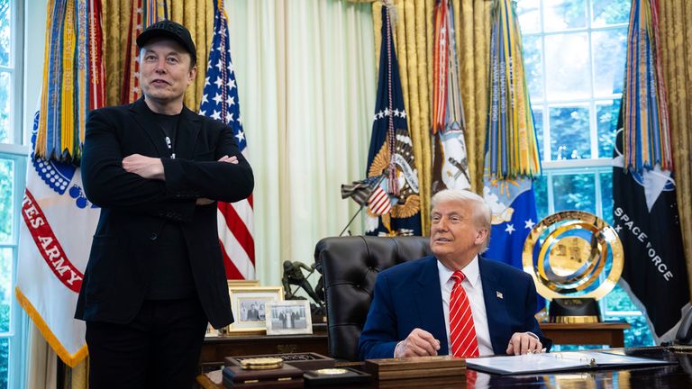 Elon Musk a prezident Donald Trump se účastní tiskové konference v oválné kanceláři v Bílém domě 30. května 2025. Obrázek: AP