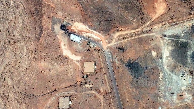 Satelitní obraz ukazuje poškození vstupů tunelu ve výzkumném středisku Isfahan Nuclear Technology Research Center, po amerických leteckých úderech uprostřed