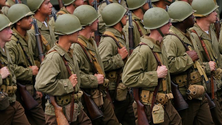 Vojáci z 82. letecké divize se oblékají v uniformách z druhé světové války. Pic: Ap