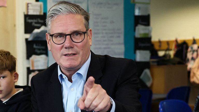 Keir Starmer navštěvuje školu, aby nastínil vládní plány pro rozšíření volných školních jídel na půl milionu dětí, v Essexu v Británii, 5. června, 