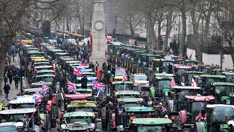 Zemědělci a jejich traktory protestují v Whitehall v Londýně, kvůli změnám v daňových pravidlech dědictví.  Pic: Pa