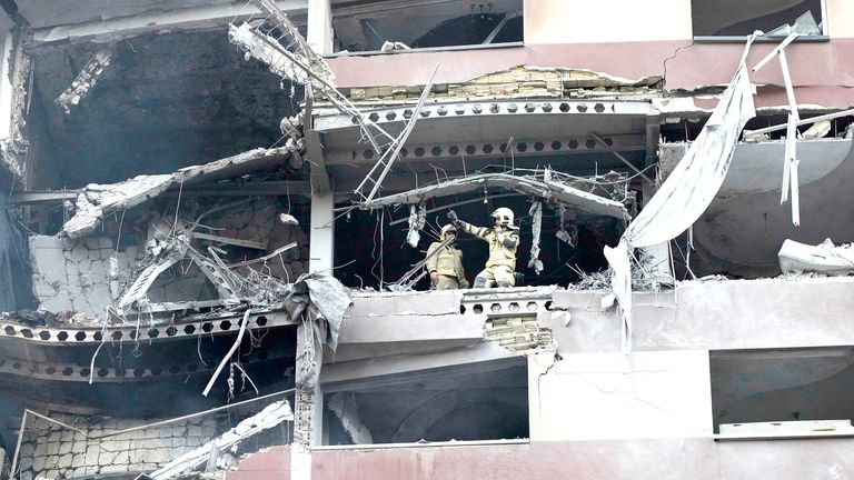 Hasiči pracují na scéně exploze v rezidenční sloučenině v Íránu v severním Teheránu.  Pic: Ap