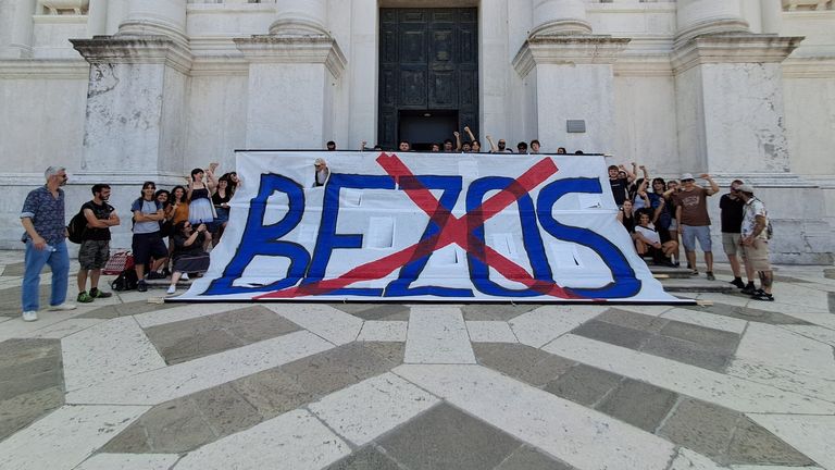 Demonstranti stojí s nápisem, který byl položen na zvonici. Pic: Federica Toninelli
