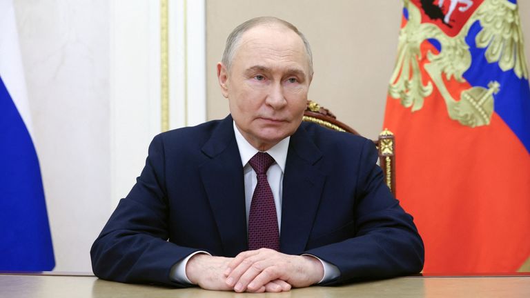   Vladimir Putin vytváří video adresu určenou 70. výročí Baikonur Cosmodrome, v Moskvě, Rusko 2. června 2025. Sputnik/