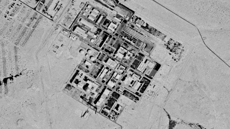 Tato 29. září 1971 Spy Satellite Photo Photoction později odtajněnou vládou USA ukazuje, co je nyní známé jako Shimon Peres Negev Nuclear Research Center poblíž města Dimona v Izraeli. Podle nově pořízených satelitních fotografií analyzovaných agenturou Associated Press prochází dlouhodobě izraelským jaderným zařízením, které porodilo program nehlášených atomových zbraní. (Americké centrum pro pozorování zdrojů Země a vědu/geologický průzkum USA, přes AP)