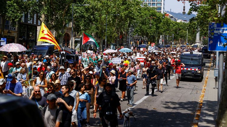 Demonstranti se shromažďují během protestu proti masovému cestovnímu ruchu v Barceloně ve Španělsku. Pic: Reuters