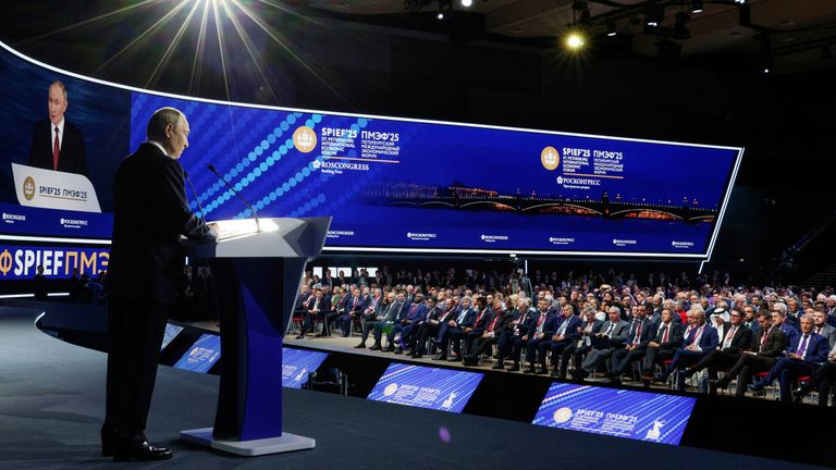 Ruský prezident Vladimir Putin hovoří na mezinárodním ekonimickém fóru v Petrohradě. Pic: Ap