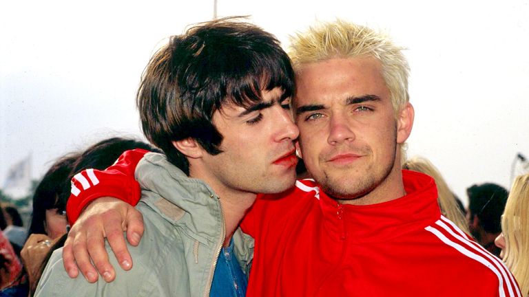 Liam Gallagher a Robbie Williams na Glastonbury Festival v roce 1995. Pic: Brian Rasic/Getty Images
