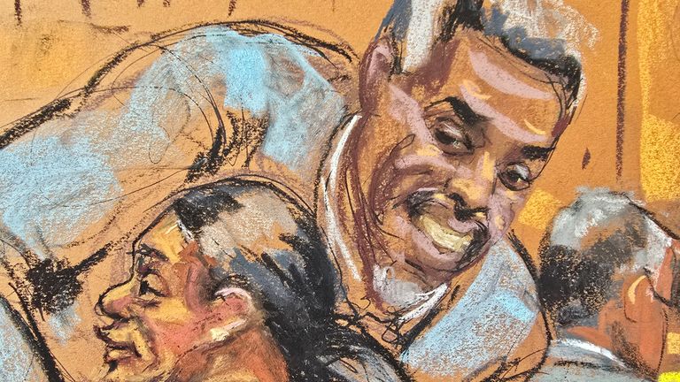 Sean "Diddy" Combs objímá svého právníka Nicole Westmoreland, když vstupuje do soudní síně během svého procesu obchodování s lidmi