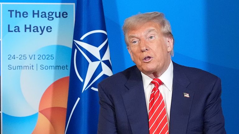 Prezident Donald Trump hovoří, když potká generálního tajemníka NATO Mark Rutte na summitu NATO v Haagu v Nizozemsku ve středu 25. června 2025. (AP Photo/Alex Brandon)