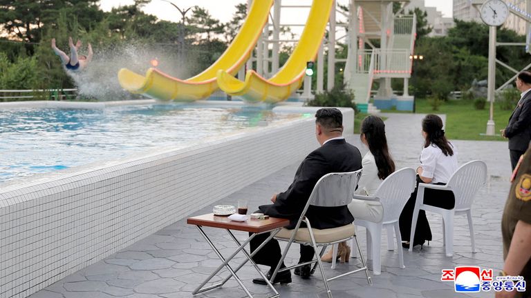 Kim Jong Un a jeho dcera Kim Ju Ae sledují osobu na vodním podvozku.  Pic: KCNA/Reuters