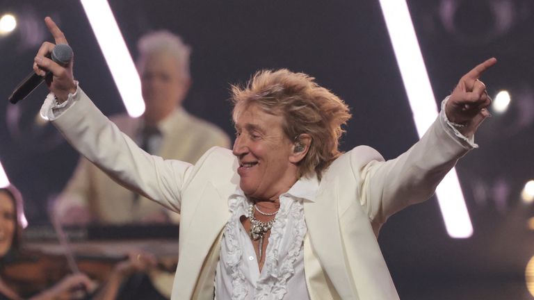 Rod Stewart vystupuje během 2025 American Music Awards v Las Vegas