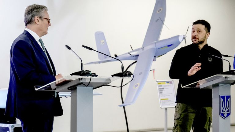 Keir Starmer a Volodymyr Zlenskyy hovoří s tiskem, když se účastní prezentace ukrajinských vojenských dronů.  Pic: Reuters