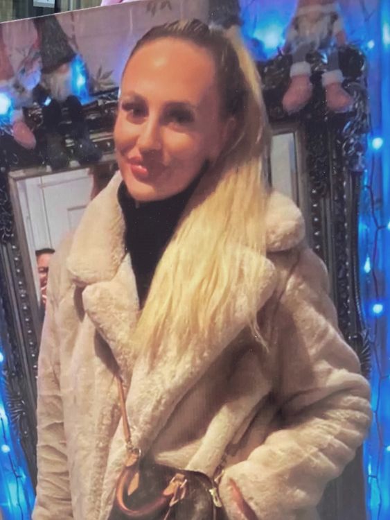 Lillie Clack, 21 let, která byla zabita, když Charlie Hilton, 25, byl pronásledován policisté v Mordenu v jižním Londýně