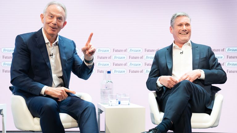Bývalý premiér Tony Blair (vlevo) a vůdce práce Sir Keir Starmer diskutují o politice během konference o budoucnosti Británie Global Blair v centru Londýna. Datum obrázku: Úterý 18. července 2023.