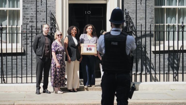 Faustine Petron a spoluobčané mimo Downing Street