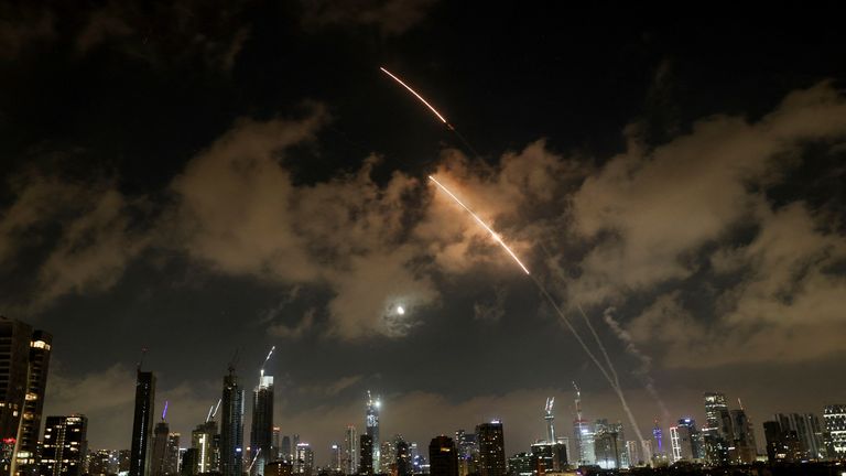 Anti-Missile System funguje, protože rakety jsou spuštěny z Íránu, jak je vidět z Tel Avivu. Pic: Reuters