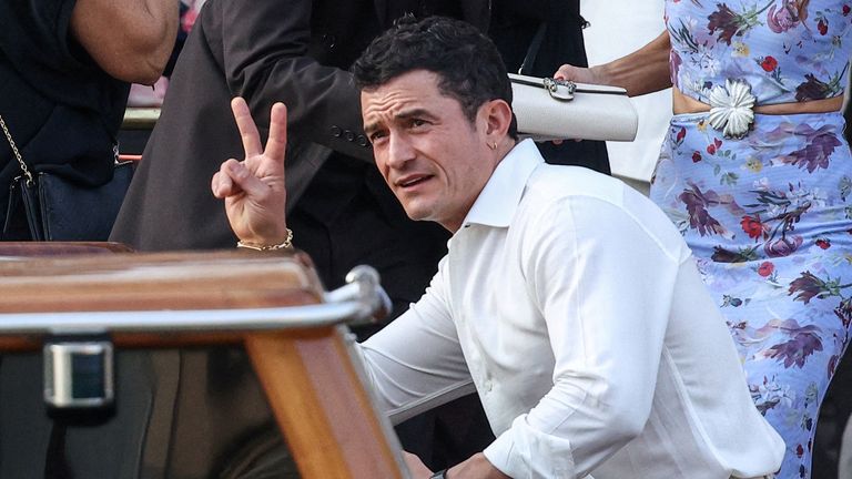 Orlando Bloom gesta, když odchází z hotelu Gritti Palace, před svatbou zakladatele Amazonu Jeffa Bezose a novináře Pic: Reuters