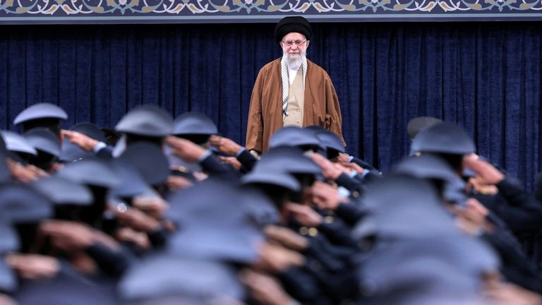 Íránský nejvyšší vůdce Ayatollah Ali Khamenei poslouchá národní hymnu jako důstojníci letectva během jejich setkání v Teheránu, Írán Obrázek: Wana/Reuters