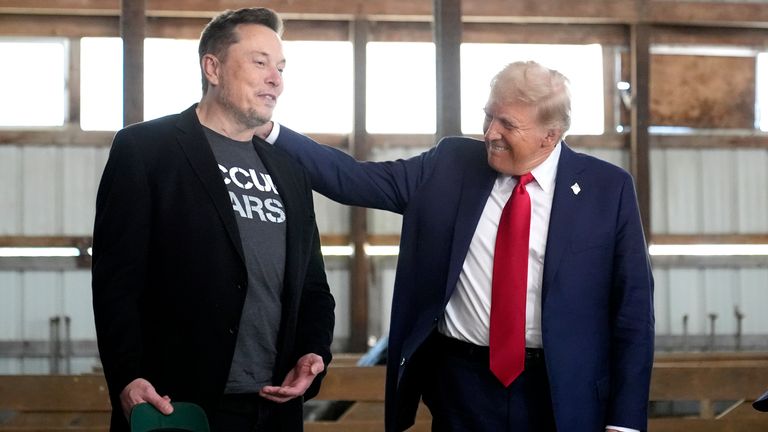 Elon Musk, vlevo a republikánský prezidentský nominovaný bývalý prezident Donald Trump se zúčastní kampaně na Butler Farm Show,