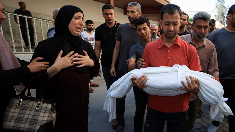 Smurci reagují poblíž těla palestinského dítěte zabitého při izraelském stávce na dům pozdě v noci, podle ministra zdraví Gazy