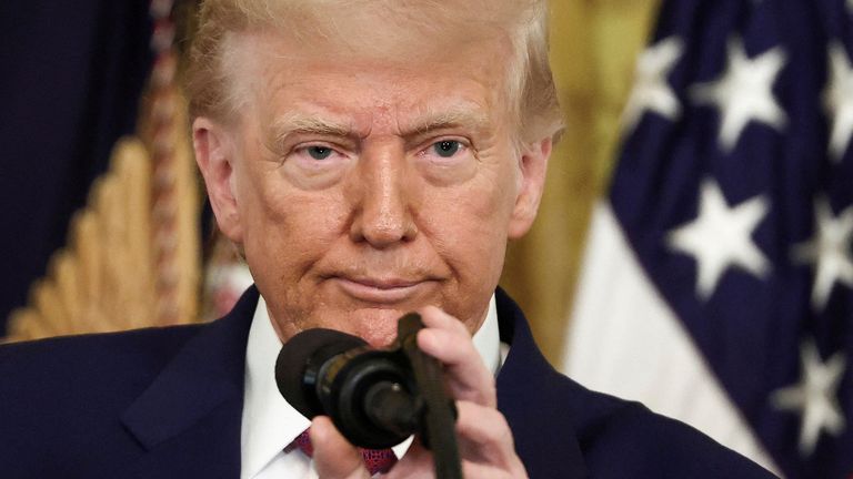 Donald Trump hovoří poté, co podepsal usnesení na těžkých nákladních vozech v Bílém domě. Pic: Reuters