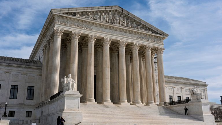 Nejvyšší soud je vidět na kopci Capitol ve Washingtonu DC