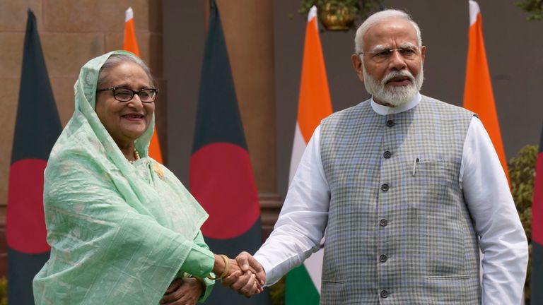 Sheikh Hasina s Narendrou Modi v Novém Dillí v loňském roce.  Pic: AP/Manish Swarup